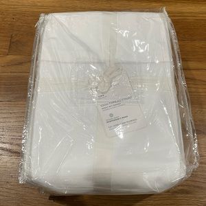Brand new Pottery Barn 1000 Thread Count Sheet Set/Sateen Size King